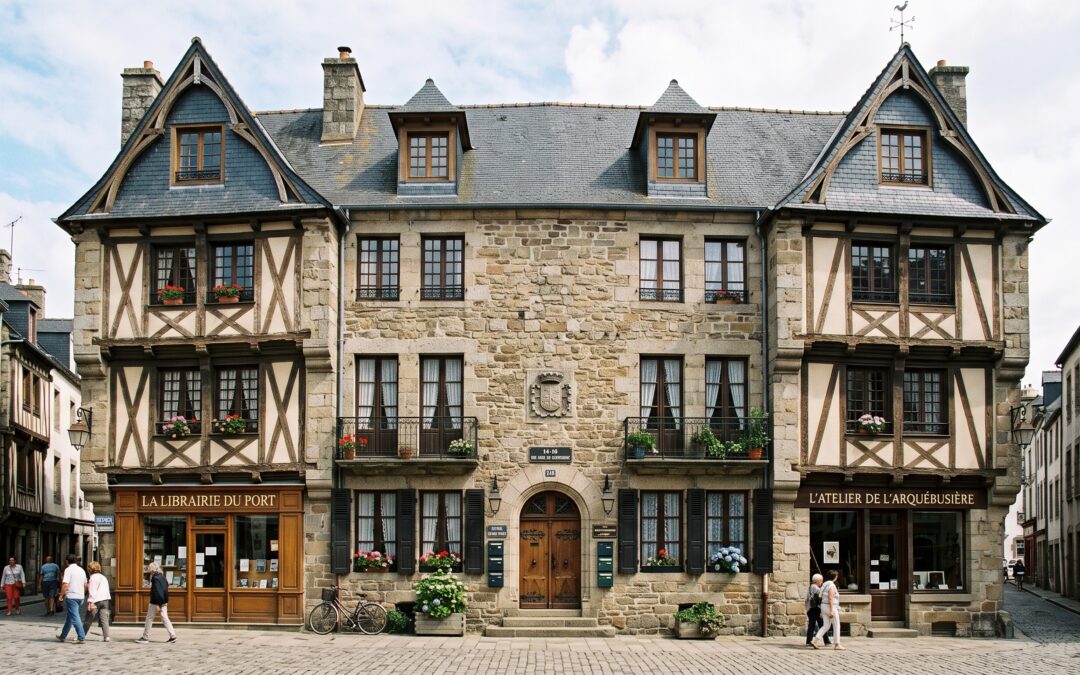 Immeuble de copropriete ancien en pierre et toiture ardoise dans le centre de Morlaix