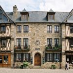 Immeuble de copropriete ancien en pierre et toiture ardoise dans le centre de Morlaix